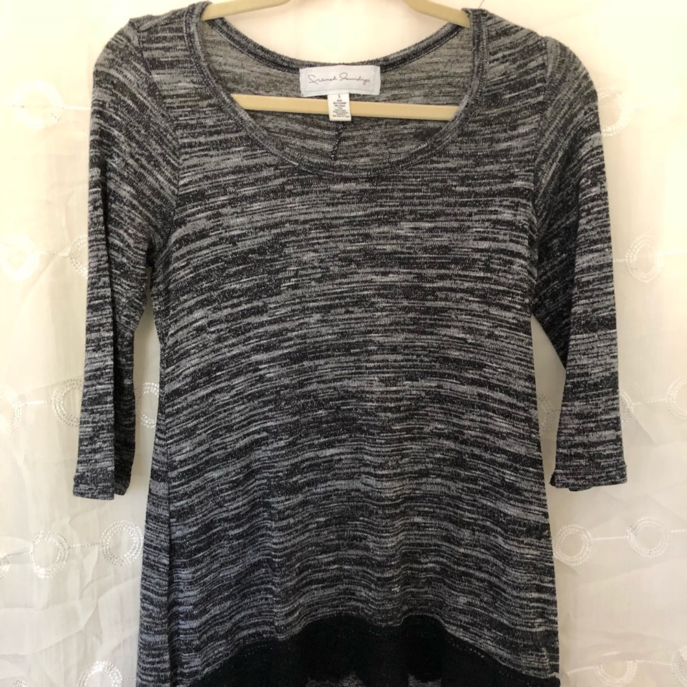 ❤️BUNDLE buy 3 get 15% OFF❤️
French Laundry Black/Gray Scoop Neck sweater